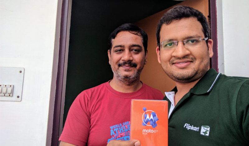 Flipkart Customer Connect - Flipkart customer Sandeep Mishra (L) with Flipster Amrendra Saxena