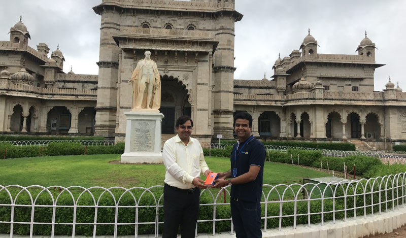 Flipkart Customer Connect - Flipkart customer Deepak Vashistha (L) with Flipster Sharad Sinha